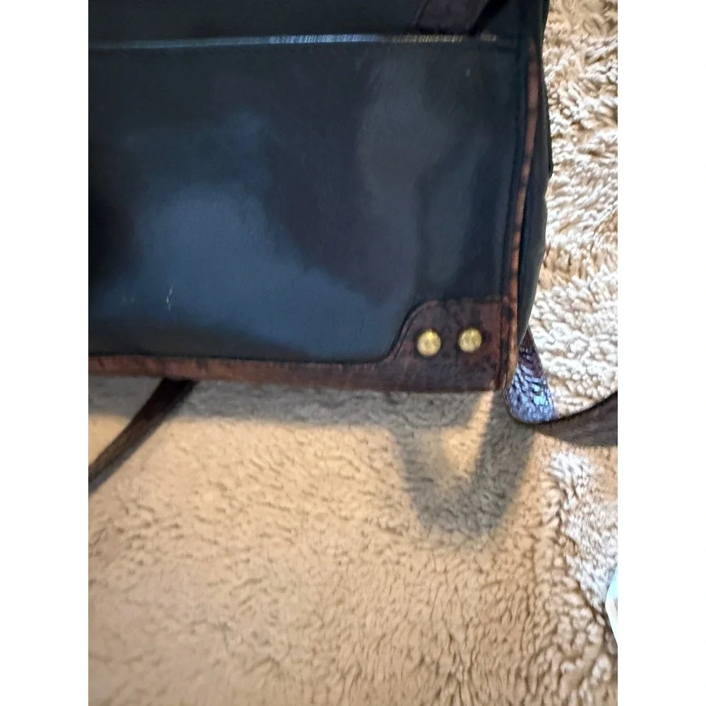 Brahmin chic closure
